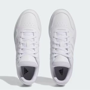 Size 7.5 but fit a size 8-8.5 normal-wide foot.